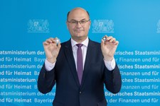 Finanz- und Heimatminister Albert Füracker stellt neue 20-Euro-Sammlermünze „400 Jahre Rechenmaschine von Wilhelm Schickard“ vor