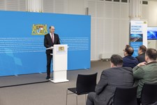Finanz- und Heimatminister Albert Füracker übergibt Förderbescheide für den Gigabitausbau