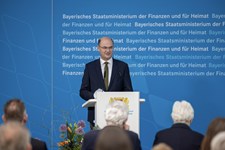 Finanz- und Heimatminister Albert Füracker prämiert die Gewinnerinnen und Gewinner des Fotowettbewerbs „Immaterielles Kulturerbe. Sichtbar lebendig.“