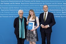 Finanz- und Heimatminister Albert Füracker prämiert die Gewinnerinnen und Gewinner des Fotowettbewerbs „Immaterielles Kulturerbe. Sichtbar lebendig.“