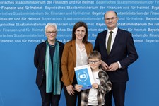 Finanz- und Heimatminister Albert Füracker prämiert die Gewinnerinnen und Gewinner des Fotowettbewerbs „Immaterielles Kulturerbe. Sichtbar lebendig.“