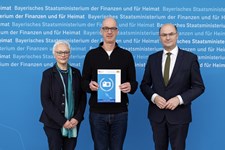 Finanz- und Heimatminister Albert Füracker prämiert die Gewinnerinnen und Gewinner des Fotowettbewerbs „Immaterielles Kulturerbe. Sichtbar lebendig.“