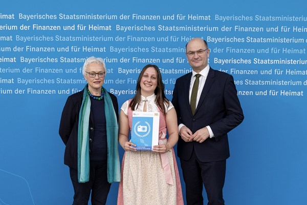 Finanz- und Heimatminister Albert Füracker prämiert die Gewinnerinnen und Gewinner des Fotowettbewerbs „Immaterielles Kulturerbe. Sichtbar lebendig.“