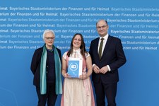 Finanz- und Heimatminister Albert Füracker prämiert die Gewinnerinnen und Gewinner des Fotowettbewerbs „Immaterielles Kulturerbe. Sichtbar lebendig.“