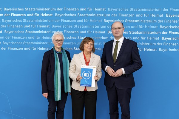 Finanz- und Heimatminister Albert Füracker prämiert die Gewinnerinnen und Gewinner des Fotowettbewerbs „Immaterielles Kulturerbe. Sichtbar lebendig.“