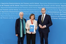 Finanz- und Heimatminister Albert Füracker prämiert die Gewinnerinnen und Gewinner des Fotowettbewerbs „Immaterielles Kulturerbe. Sichtbar lebendig.“