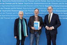 Finanz- und Heimatminister Albert Füracker prämiert die Gewinnerinnen und Gewinner des Fotowettbewerbs „Immaterielles Kulturerbe. Sichtbar lebendig.“