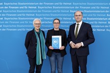 Finanz- und Heimatminister Albert Füracker prämiert die Gewinnerinnen und Gewinner des Fotowettbewerbs „Immaterielles Kulturerbe. Sichtbar lebendig.“