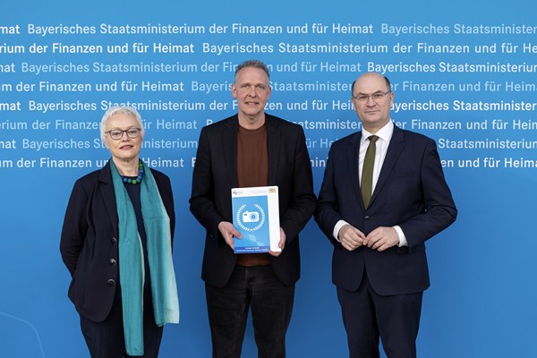 Finanz- und Heimatminister Albert Füracker prämiert die Gewinnerinnen und Gewinner des Fotowettbewerbs „Immaterielles Kulturerbe. Sichtbar lebendig.“