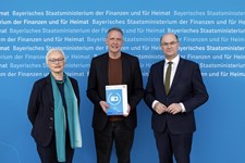 Finanz- und Heimatminister Albert Füracker prämiert die Gewinnerinnen und Gewinner des Fotowettbewerbs „Immaterielles Kulturerbe. Sichtbar lebendig.“