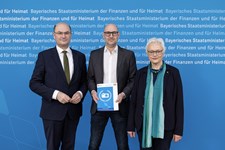 Finanz- und Heimatminister Albert Füracker prämiert die Gewinnerinnen und Gewinner des Fotowettbewerbs „Immaterielles Kulturerbe. Sichtbar lebendig.“
