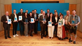 Finanz- und Heimatstaatssekretär Martin Schöffel überreicht die Auszeichnung „Heimatverbundenes Unternehmen“