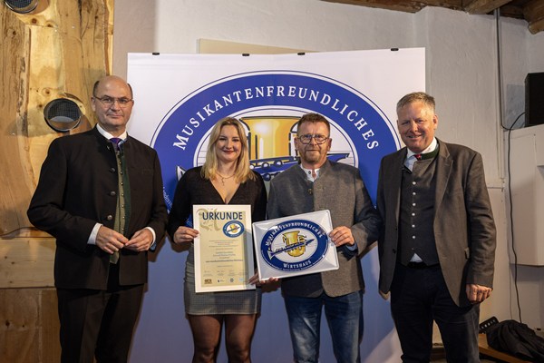 Finanz- und Heimatminister Albert Füracker verleiht Auszeichnung „Musikantenfreundliches Wirtshaus“