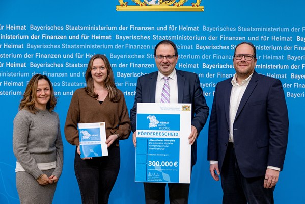 Finanz- und Heimatstaatssekretär Martin Schöffel überreicht Heimat-Digital-Regional-Förderbescheid