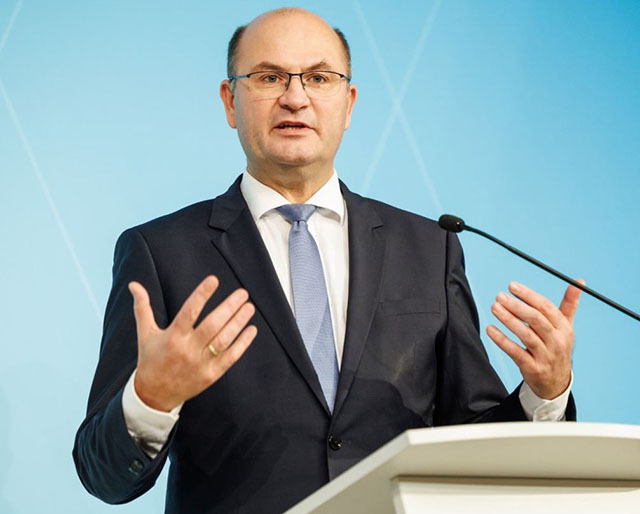 Finanzminister Albert Füracker bringt Haushalt xxxx in den Bayerischen Landtag ein